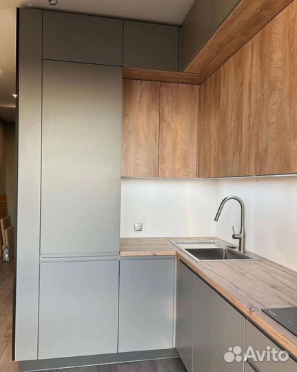 Маленькая угловая кухня до потолка