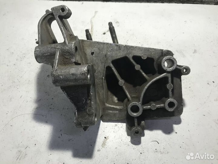 Кронштейн двигателя правый Ford Fusion