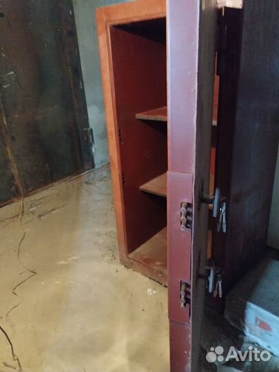 Сейф металлический несгораемый