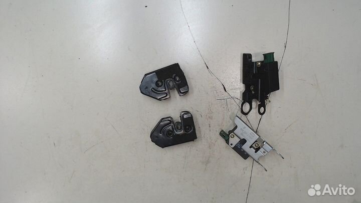 Замок багажника Land Rover Discovery 3, 2004