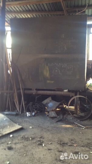 Две емкости для канализации или хранения топлива