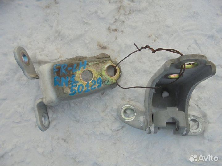 Петля двери передняя левая Honda Stream RN1 D17A