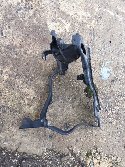 Кронштейн левой фары на мерс W212