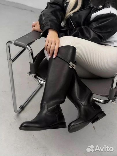 Трендовые черные сапоги-трубы Hermes