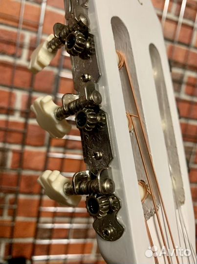 Классическая гитара + аксессуар