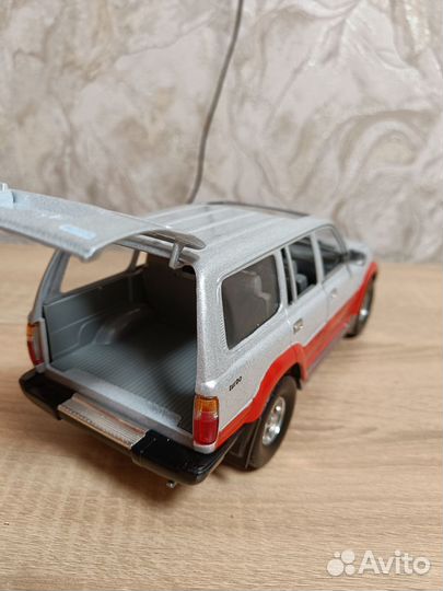 Toyota Land Cruiser 80 1:18 Road Tough, Signature