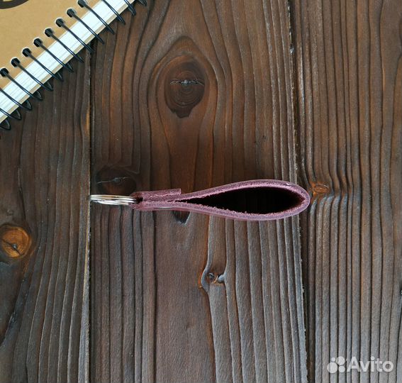 Брелок для ключей бордовый из кожи helford Классик