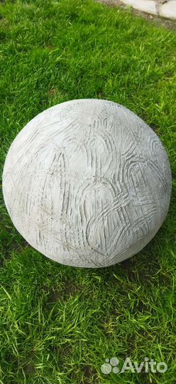Бетонный шар украшение дачи