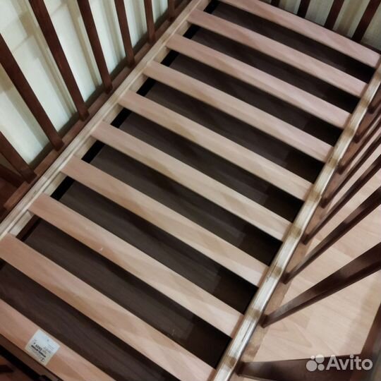 Детская кроватка с поперечным маятником