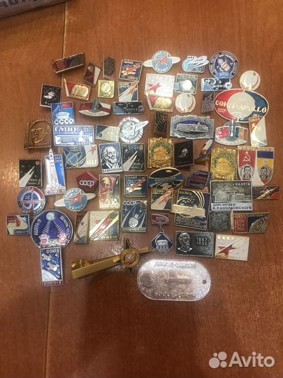 Продам значки космос