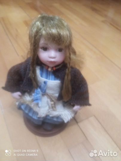 Кукла фарфоровая