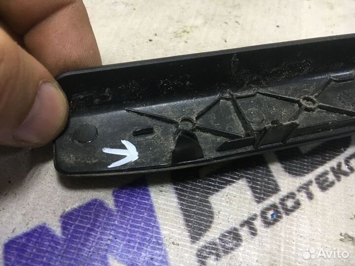 Накладка направляющей сиденья левая Шкода Октавия