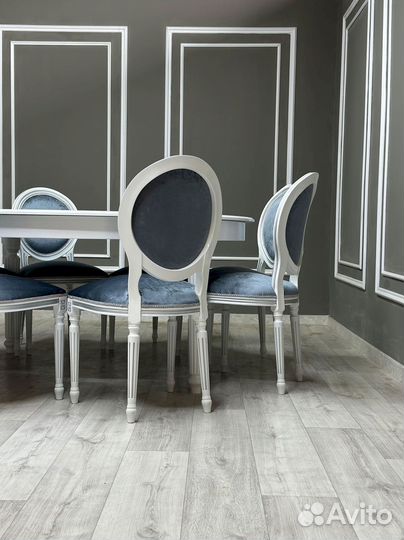 Стол и стулья в гостиную. В наличии
