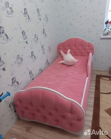 Детская кровать с мягкими спинками