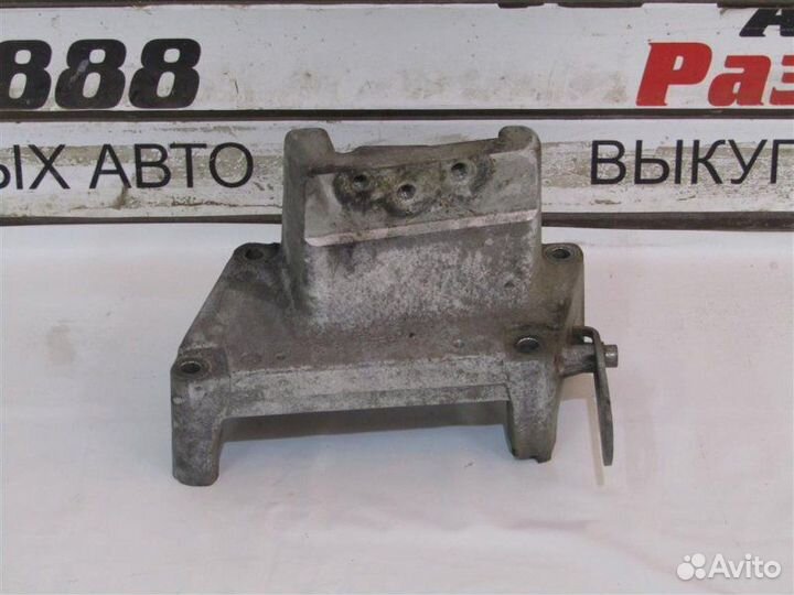 Кронштейн двигателя правый Opel Astra H универсал