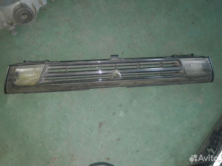 Решетка радиатора с противотуманками Toyota Vista