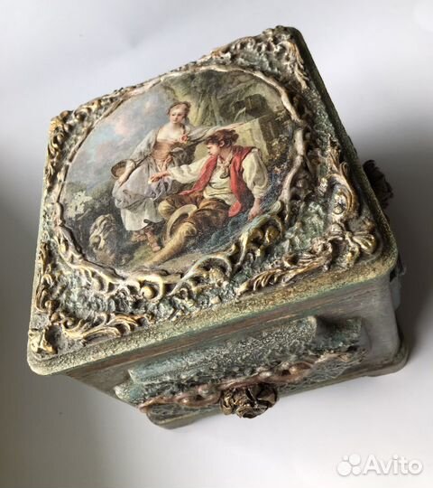 Деревянная шкатулка