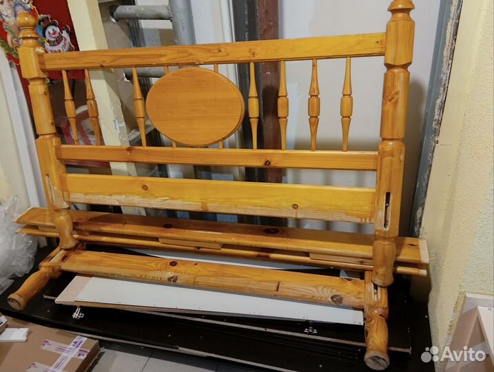 Кровать из натурального дерева