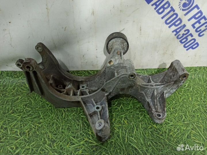 Кронштейн генератора Volkswagen Touareg кроссовер