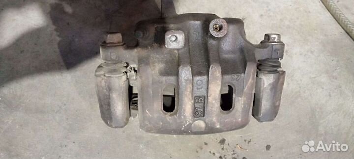 Суппорт тормозной. Левый. Паджеро