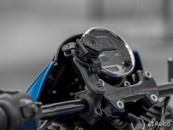 Крепление телефона на руль мотоцикла Quad Lock