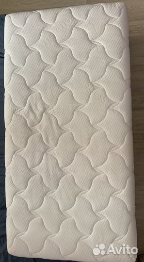 Детская кроватка с маятником