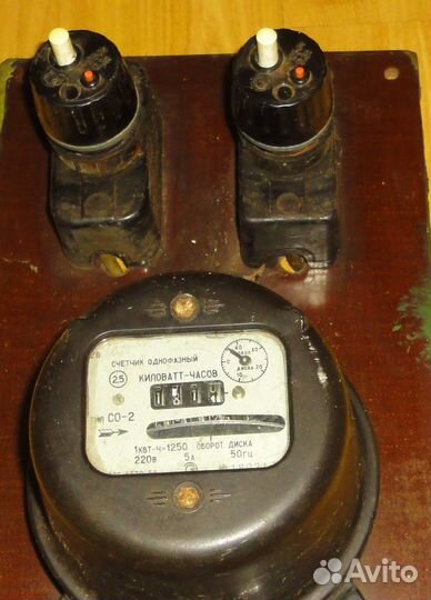 Электросчётчик на щитке с пробками 1958 год
