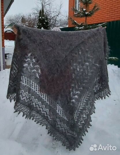 Серая пуховая шаль ручной работы размер 155 х 155