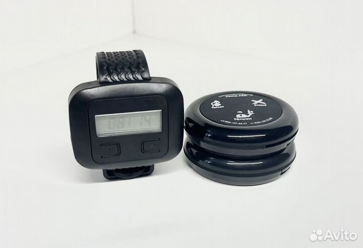 Часы и кнопки вызова официанта в ассортименте