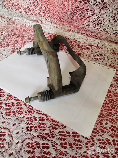 Скоба суппорта, передняя левая, опель мокка