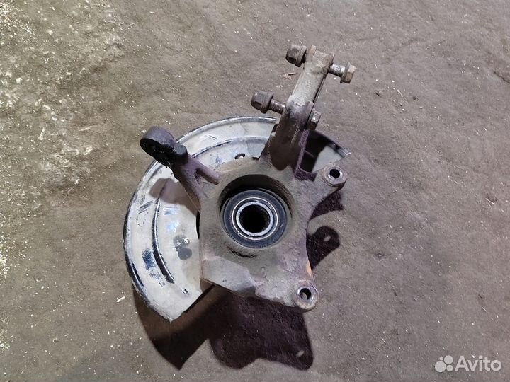 Кулак передний левый Renault Duster