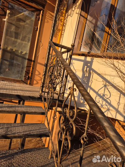 Лестница готовая с перилами и козырками