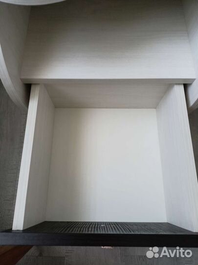 Тумба белая на колесах