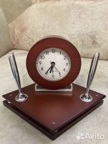 Настольные часы из дерева с подставкой для ручек