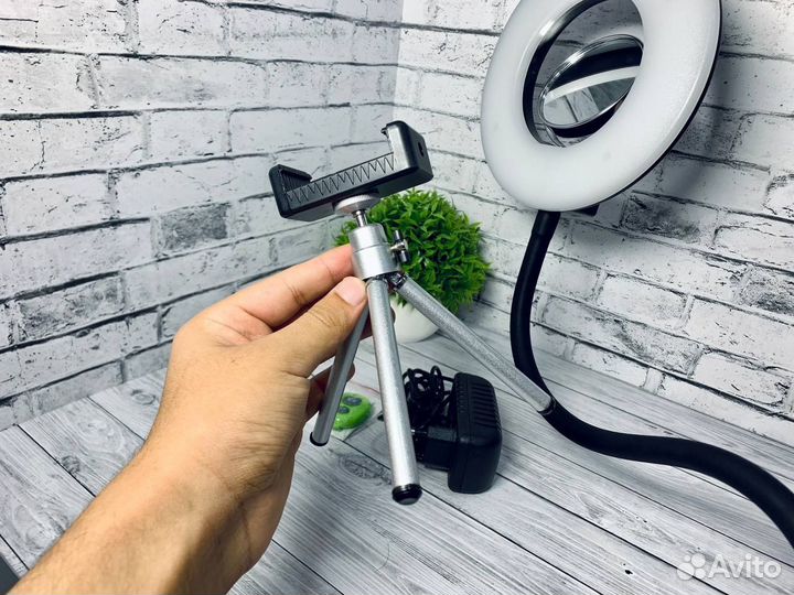 Кольцевая лампа с крепление к столу