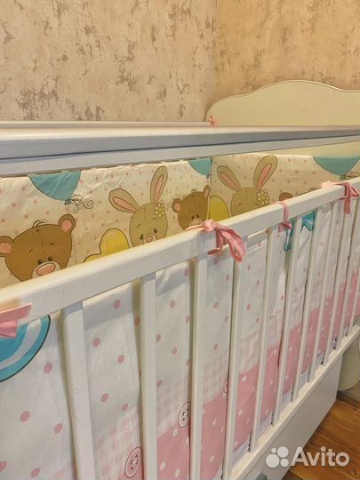 Детская кроватка с маятником