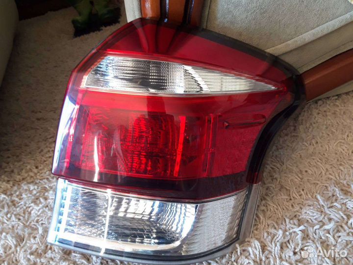 Фонарь задний правый на тойота корола филдер