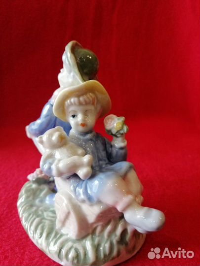 Статуэтка фарфоровая 