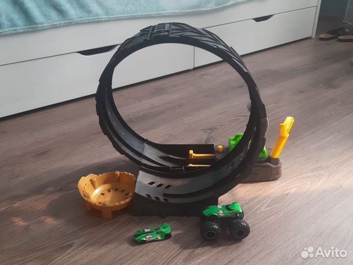 Автотрек hot wheels с машинками