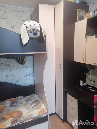 Детский уголок с кроватью и столом