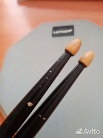 Тренировочный пэд с барабанными палочками