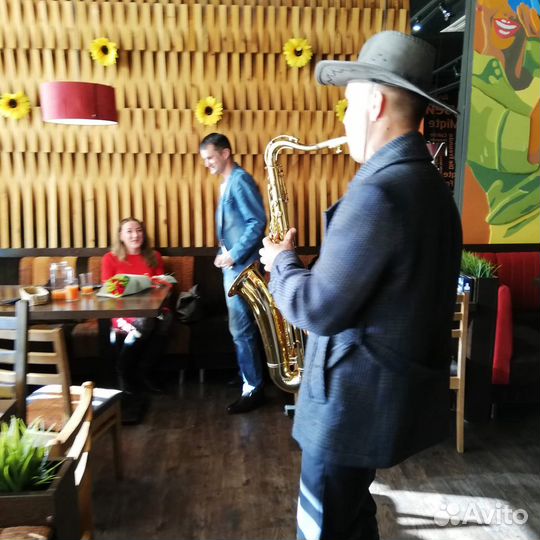 Подарок на праздник, саксофонист, музыкант
