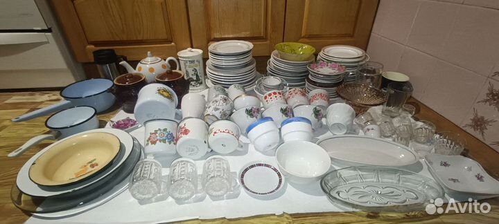 Кухонная посуда, тарелки блюдца, стаканы и чашки