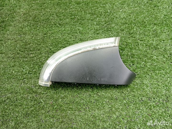 Повторитель поворота в зеркало правый Volkswagen P