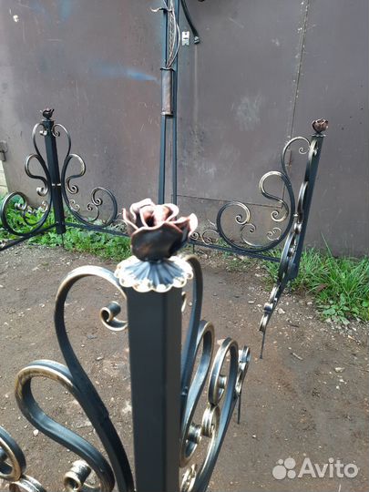 Оградка на могилу с кованым крестом