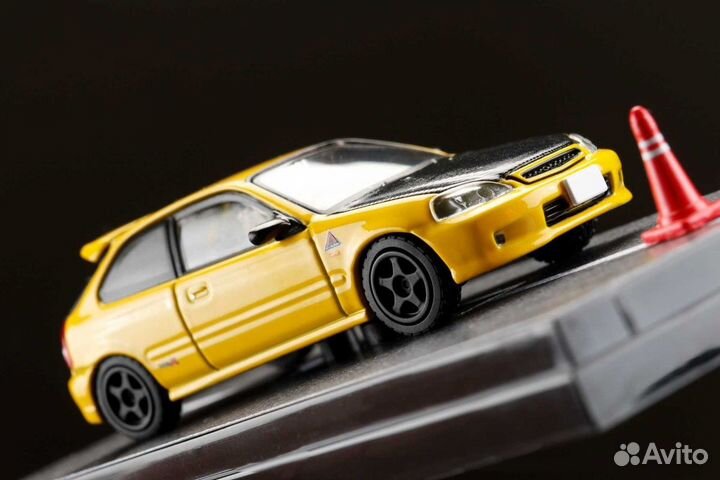 Коллекционная машинка 1:64 Civic из Initial D