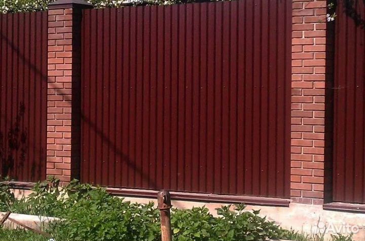 Забор из профлиста с металлическими столбами под к