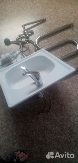 Смеситель, раковина, полотенцесушитель