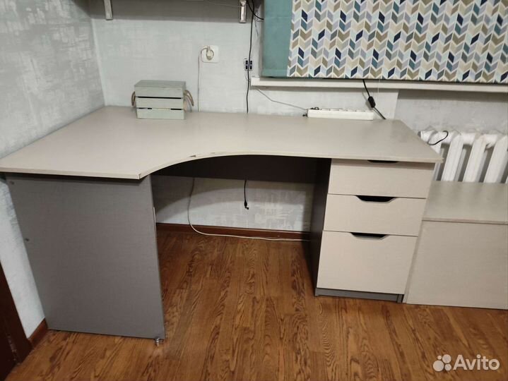 Письменный стол с ящиками и полками