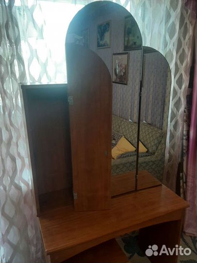 Трюмо с зеркалом